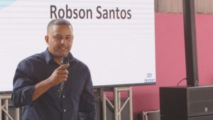 Robson Santos, palestrante e empreendedor, fala no evento do Jacarezinho