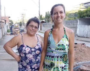 Maria das Dores, à esquerda, mora há 22 anos com a família em  Boa Sorte