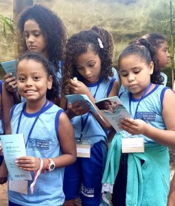 Alunos da escola Casimiro de Abreu "dão aula" de como preservar a água.