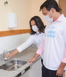 Dra. Fernanda e Vitor Hugo checam as instalações hidráulicas da creche