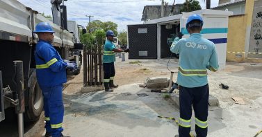 Após quatro décadas, água finalmente chega com pressão em rua na Pavuna