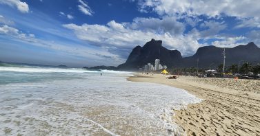Na crista da onda, praia de São Conrado renasce e ganha novos frequentadores